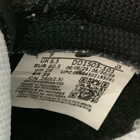 MINT NIKE DUNK LOW PANDA WOMENS SIZE 9 BLACK & WHITE  DD1503-101 - Picture 4 of 7